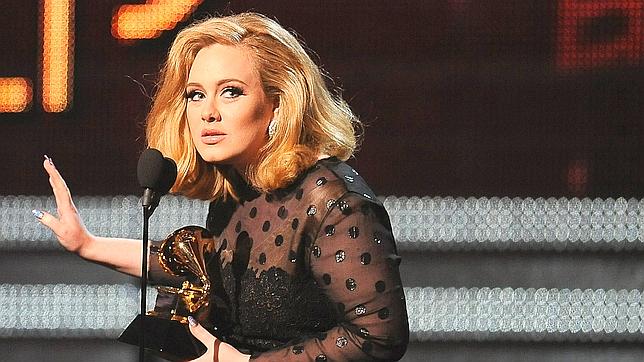 La cantante Adele, asu llegada a los premios Grammy