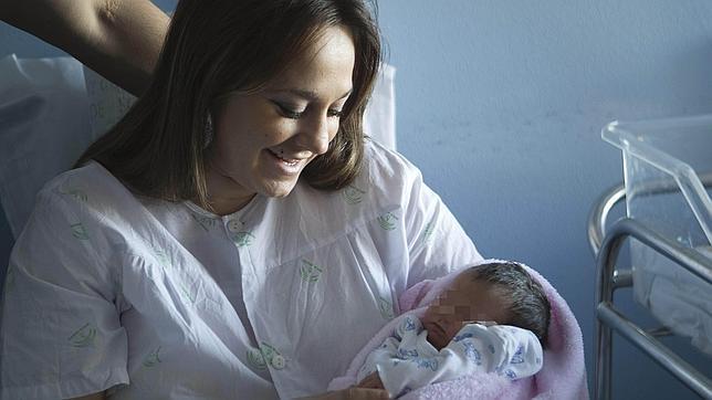 Melania acuna a su hija Estrella, que naci el pasado sbado
