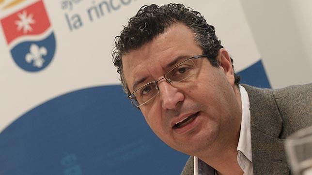 Javier Fern�ndez de los R�os Torres es uno de los tres miembros de la comisi�n gestora del PSOE de Sevilla tras la dimisi�n de Viera