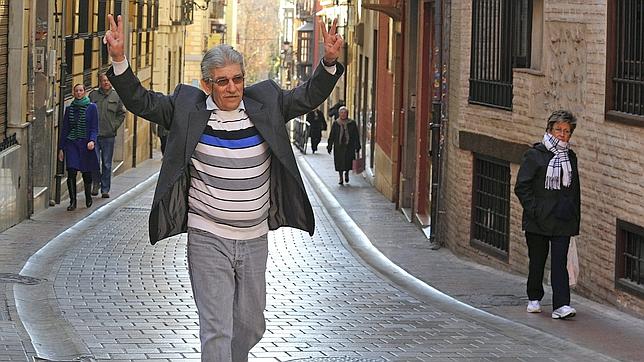 Montes Neiro disfruta de sus primeros minutos en libertad de la mano de sus hijas