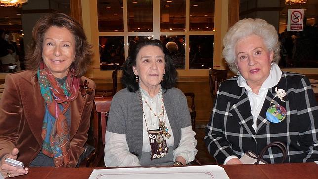 La presidenta nacional de Nuevo Futuro, Pina Ferrari; la presidenta de Sevilla de Nuevo Futuro, Mari Pepa de la Serna; y la presidenta de honor de Nuevo Futuro, Su Alteza Real la Duquesa de Badajoz