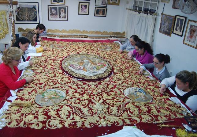 El taller de Charo Bernardino ultima el techo del palio de la Esperanza Macarena