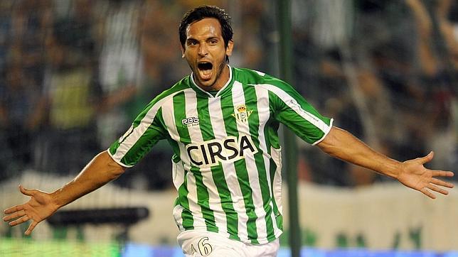 Roque Santa Cruz celebra uno de los dos goles que le marc� al Zaragoza en el encuentro de la primera vuelta