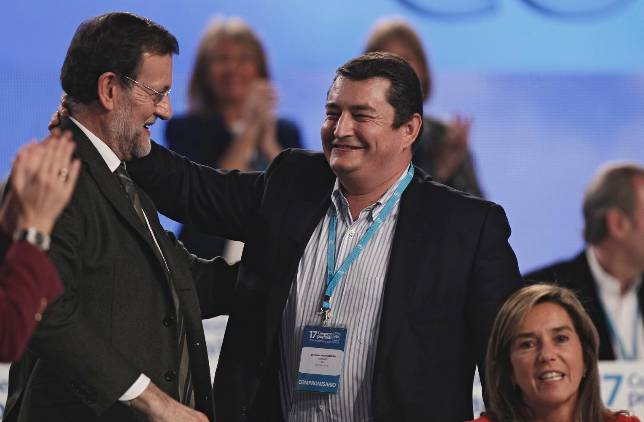 Rajoy saluda al secretario general del PP-A, Antonio Sanz, tras su discurso