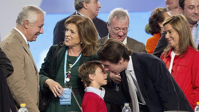 Jos� Mar�a Aznar y Ana Botella saludan a su ahijado, el hijo de Javier Arenas