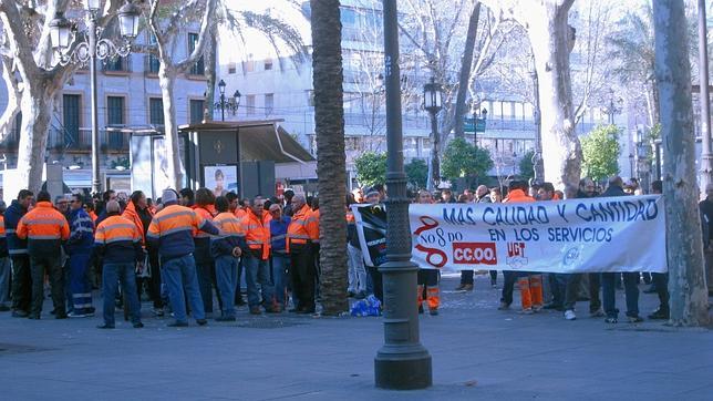 Los trabajadores se ha concentrado en la maana del viernes frente al Ayuntamiento 