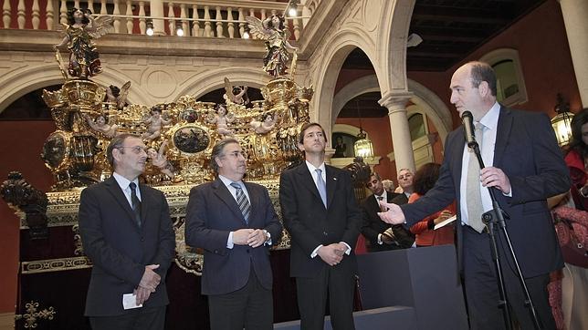 Arriba, un momento de la presentaci�n del paso y de la exposici�n