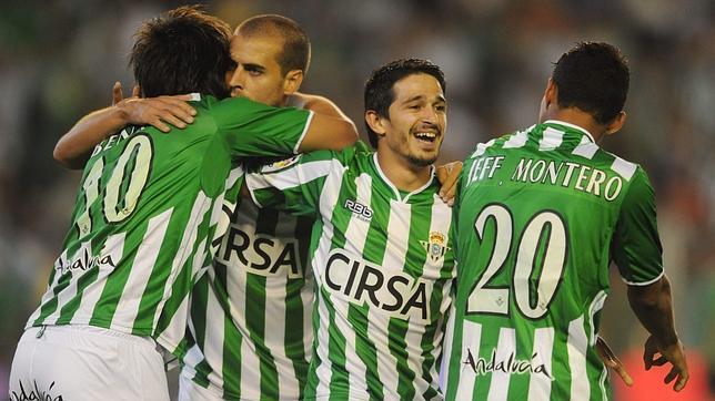 Beat, Juanma, Pereira y Montero celebran un gol del Betis
