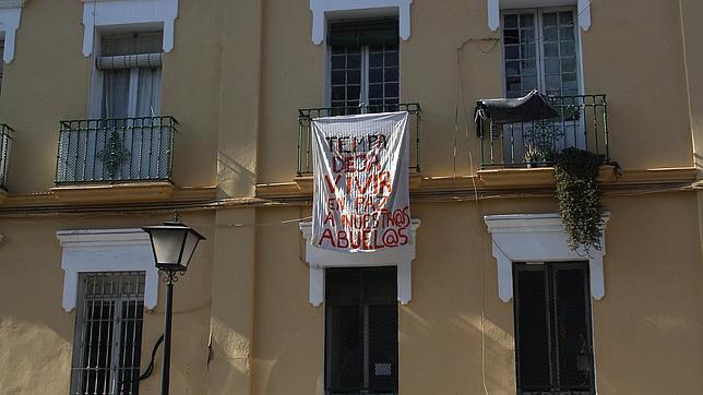 Edificio Pinillos (calle J�piter). El inmueble es del grupo Tempa y tiene 14 viviendas con okupas que llevan dos a�os denunciados y deben 40.000 euros de agua