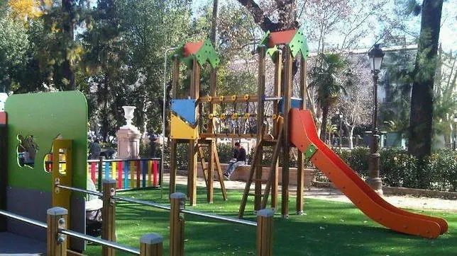 Instalado el parque de juego para niños con discapacidad en El Cristina