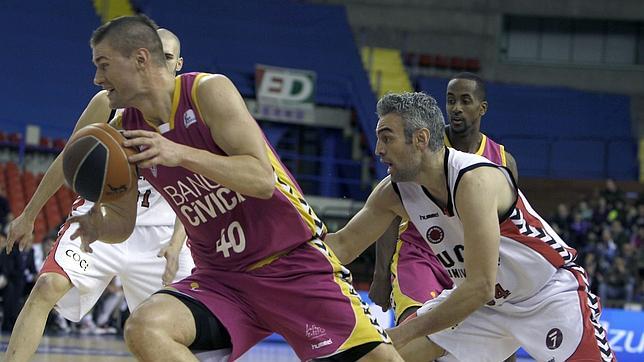 El p�vot estadounidense del Banca C�vica Paul Davis entra a canasta ante la presi�n del ala p�vot del UCAM Murcia Guillermo Rej�n