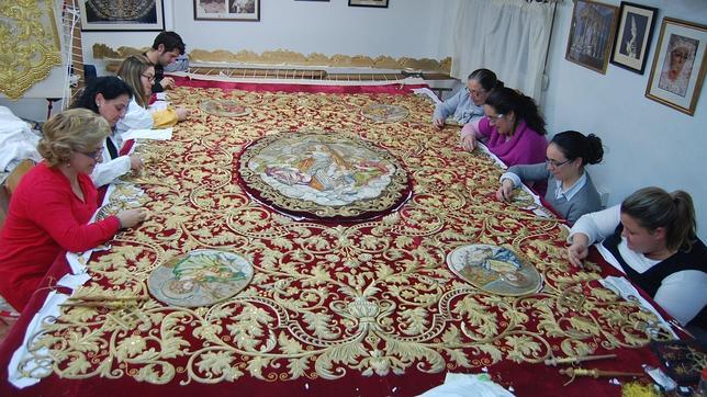 El techo de palio de la Macarena en proceso de restauraci�n por Charo Bernardino