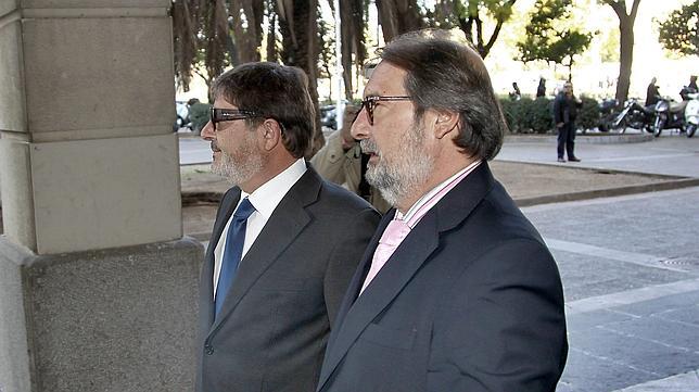Francisco Javier Guerrero junto a su abogado a su llegada al Juzgado