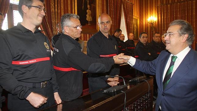 El alcalde, Juan Ignacio Zoido, entre las medallas el da del patrn de los Bomberos, San Juan de Dios