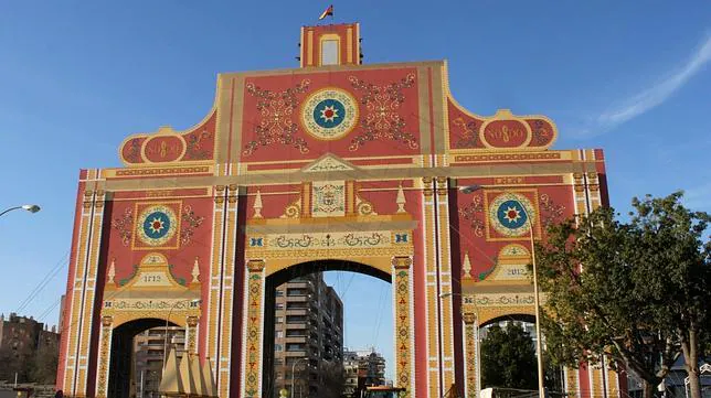 As luce a da de hoy la Portada de la Feria de 2012, en recuerdo a la fachada de la Iglesia Colegial del Salvador
