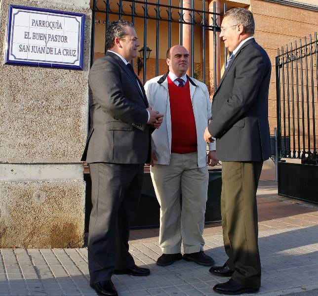 Alfonso Lozano, Luis Miguel Gonz�lez y Antonio Castillo, delante de  la                             parroquia de Padre P�o