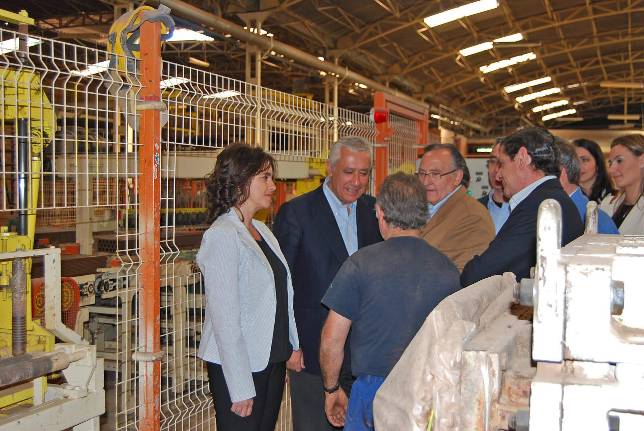 Javier Arenas, visitando una f�brica de ladrillos en Bail�n