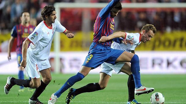 Rakitic, en la imagen con Piqu, estuvo desaparecido 