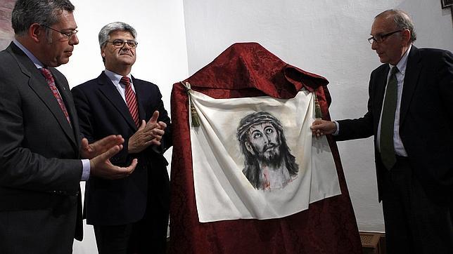 Lucas Maireles, Javier Landa y Manuel Salinas, ayer en el momento de descubrir el Pa�o de la Ver�nica realizado por el pintor sevillano