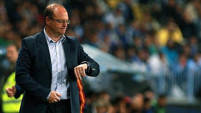 El t�cnico del Betis, Pepe Mel, mira la hora durante el partido que disput� su equipo en M�laga el pasado s�bado y que termin� con victoria verdiblanca por 0-2