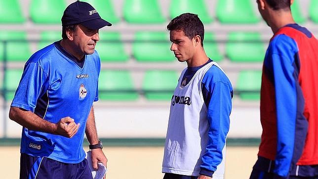 Lotina habla con Rub�n Castro durante un entrenamiento con el D�por