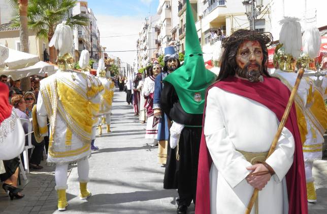 Las figuras b�blicas cierran la Pasi�n en una luminosa ma�ana