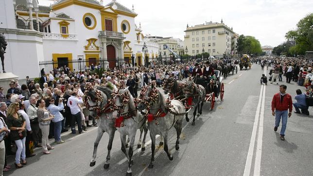 Un enganche pasa por delante de la plaza de toros 