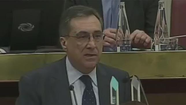 El actual presidente del PNV alav�s, Xavier Aguirre, denunciando las exigencias de EB para pactar un gobierno en la Diputaci�n de �lava