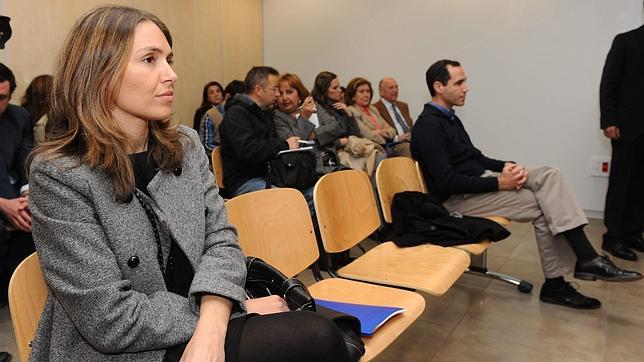 Laura G�miz, expresidenta de Invercaria, y Crist�bal Cantos, el exdirectivo que le denunci�, separados por varios asientos durante el juicio