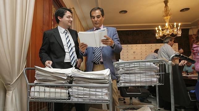 El edil de Hacienda y el alcalde observan los expedientes de las facturas abonadas con el primer cr�dito ICO obtenido en septiembre