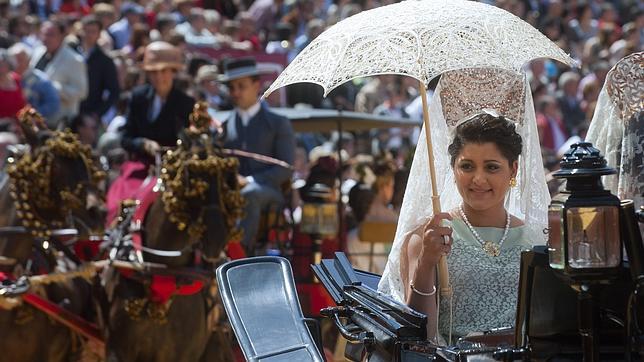 Una joven ocupante de una carruaje con la sombrilla de encaje