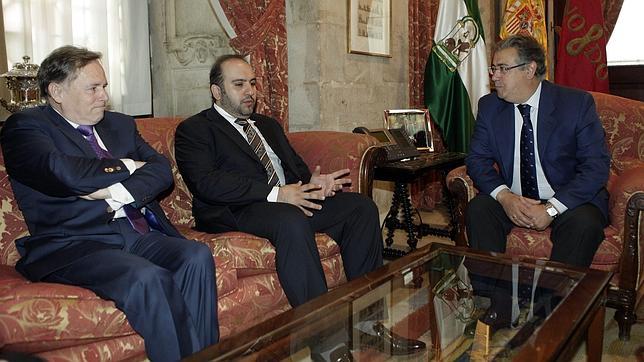 El Jeque Sulaim�n Al Fahim, due�o del Manchester City junto al alcalde de Sevilla, Juan Ignacio Zoido