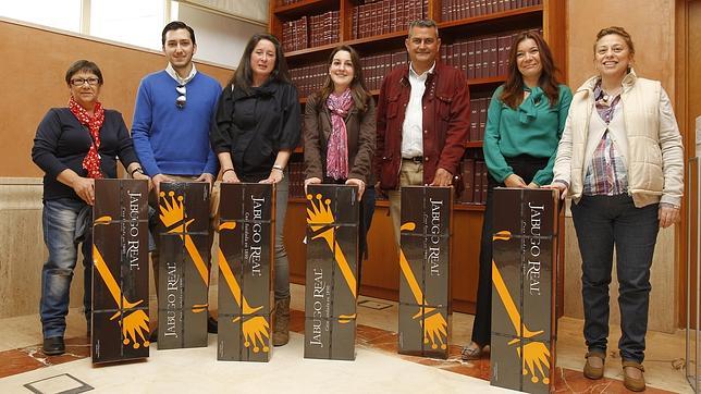 Emilio Portes, consejero delegado de Jabugo Real hizo entrega de diez jamones serranos de bellota a los agraciados de entre los miles de internautas participantes