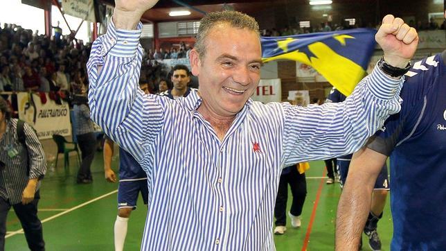 Manuel Cumplido: «Para competir con garantías en Asobal necesitamos 800.000 euros» Manuel Cumplido: «Para competir con garantías en Asobal necesitamos 800.000 euros»