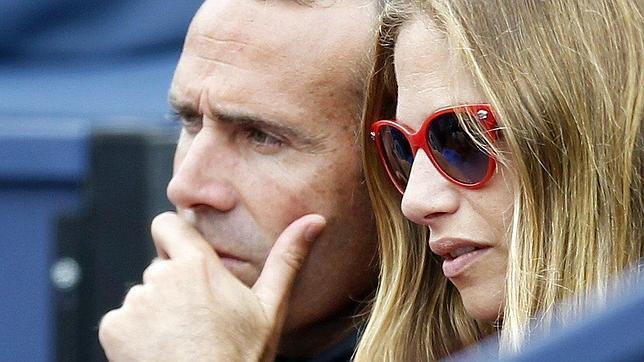 Alex Corretja, y su novia Martina Klein ven desde la grada un partido de tenis del Trofeo Conde de God