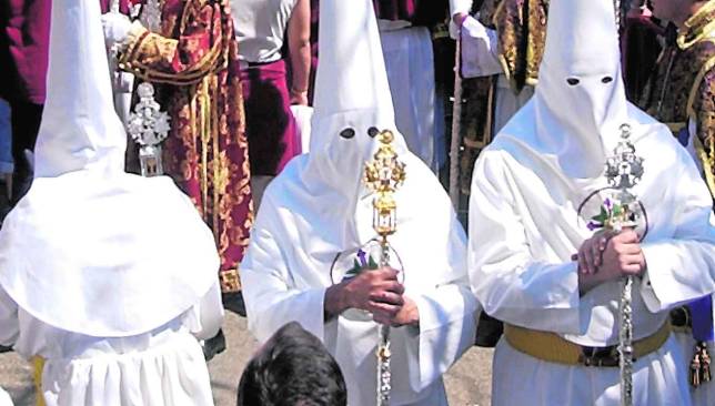 La vara dorada, un s�mbolo de poder en las hermandades, cada vez m�s ansiada por los cofrades