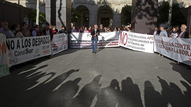 Casi mil periodistas andaluces se manifiestan en defensa de la profesión Casi mil periodistas andaluces se manifiestan en defensa de la profesión
