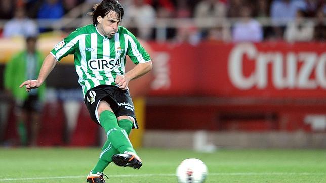 Beat Etxebarra, en el momento de lanzar la falta que dio el triunfo al Real Betis en el campo del Sevilla FC