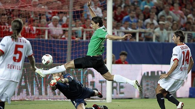 El delantero noruego del Hannover 96, Mohammed Abdellaoue, supera al portero del Sevilla Andr�s Palop 