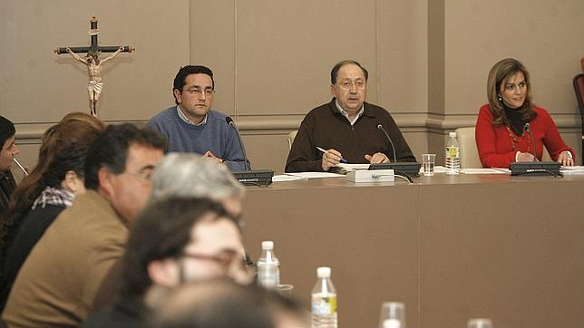 La alcaldesa de Baena, Mar�a Jos� Serrano, junto a el exregidor Luis Moreno en un pleno de 2009