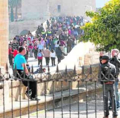 El gasto medio de los turistas disminuyó un 14% durante 2011 El gasto medio de los turistas disminuyó un 14% durante 2011