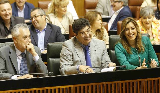 Jos� Antonio Gri��n ayer junto al vicepresidente Diego Valderas y la consejera de Presidencia, Susana D�az