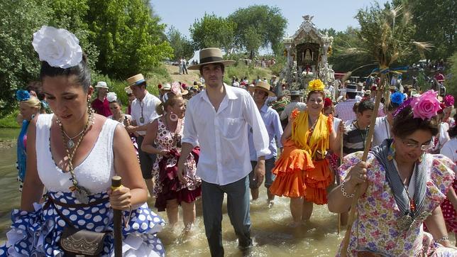 Rocieros en el vado del Quema