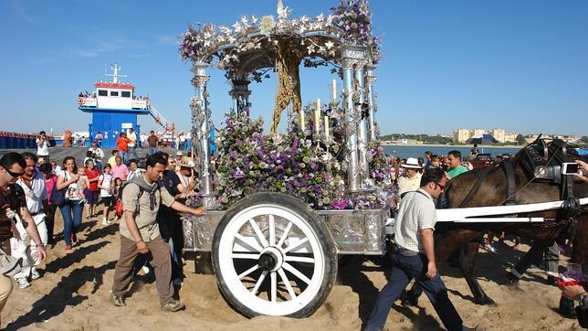 El Simpecado de la Hermandad de Jerez, tirado por mulos por las arenas de Bajo de Gu�a