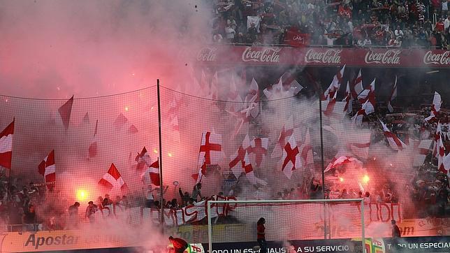 Imagen de las bengalas que invadieron la grada en el derbi
