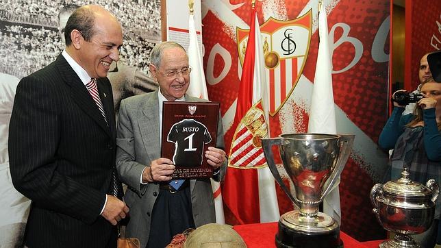 Jos� Mar�a Busto, posando con su Dorsal de Leyenda