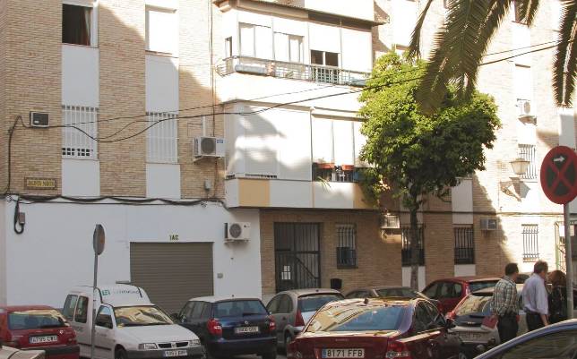 Edificio de la trianera calle Jacinta Martos, en la que la Polic�a encontr� el laboratorio de coca�na