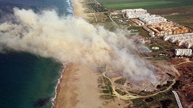 Demolici�n de una construcci�n ilegal en la playa de Altlanterra en la provincia de C�diz