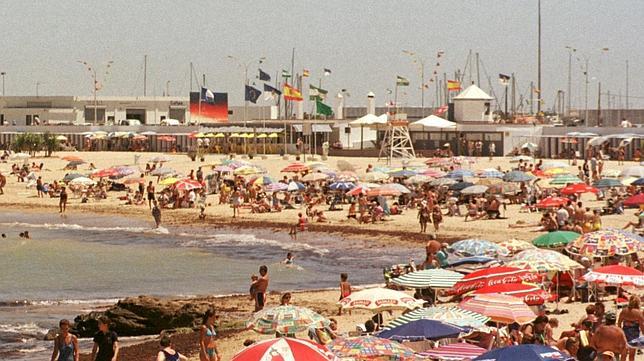 Imagen de la playa de Chipiona, con la bandera azul al fondo