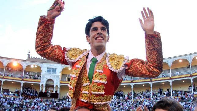 Talavante abre la Puerta Grande en la Corrida de Beneficencia